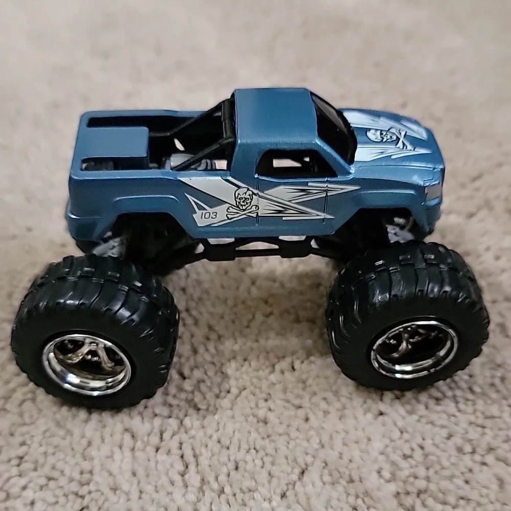 Motormax Mighty Monsters Blue Skull & Crossbones Monster Truck - 1/64